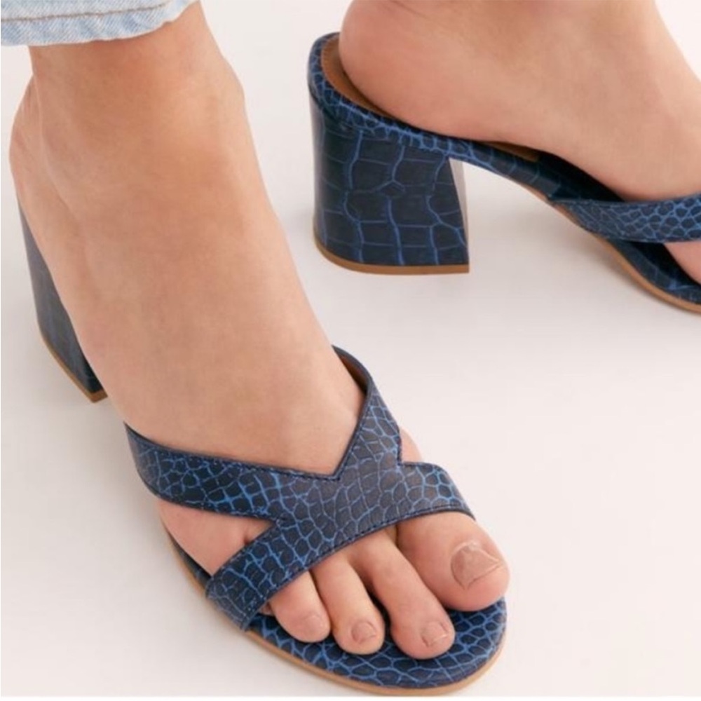 FREE PEOPLE NEW CHARLIE V HEELED SANDALS BLUE CROC LEATHER 41 - Picture 2 of 11